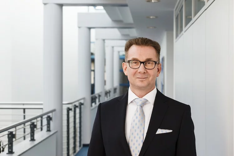 Jürgen Wolters, der Vorstandsvorsitzende der Haftpflichtkasse Darmstadt, scheidet zum Jahresende aus den Diensten des Unternehmens aus, um sich einer anderen beruflichen Tätigkeit zuzuwenden