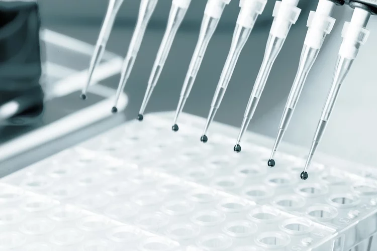 biotechnologie pipette shutterstock_443121763