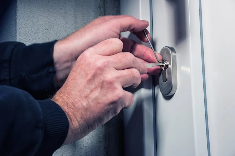 einbruch einbrecher haus tuer dieb diebstahl shutterstock_568656937