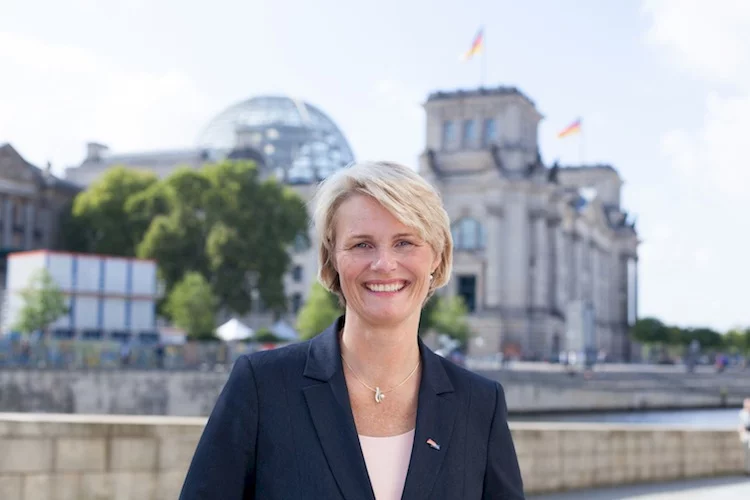 Anja Karliczek warnte die Versicherer vor einem "Vertrauensbruch gegenüber ihren Kunden".
