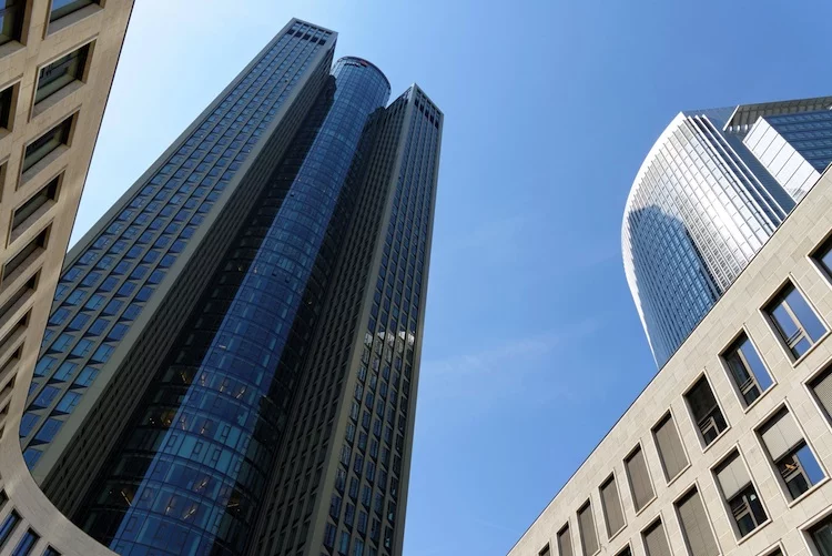 frankfurt_tower_185_shutterstock_368413304