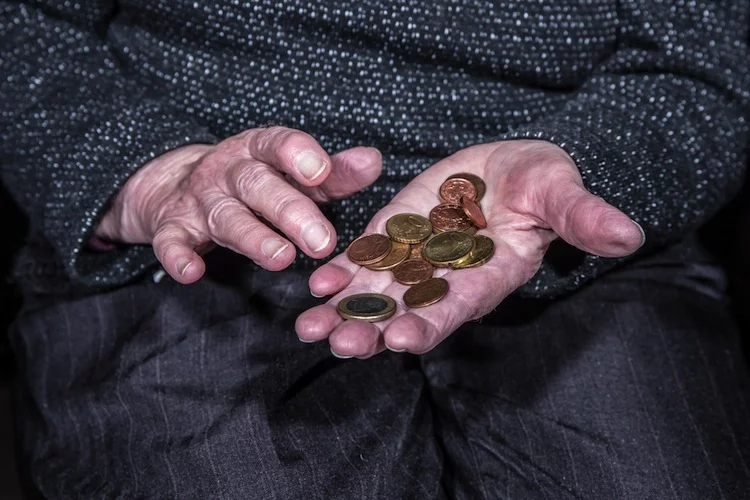 Aus der privaten Altersvorsorge bekommen derzeit fünf Prozent der Männer und zwei Prozent der Frauen Geld.