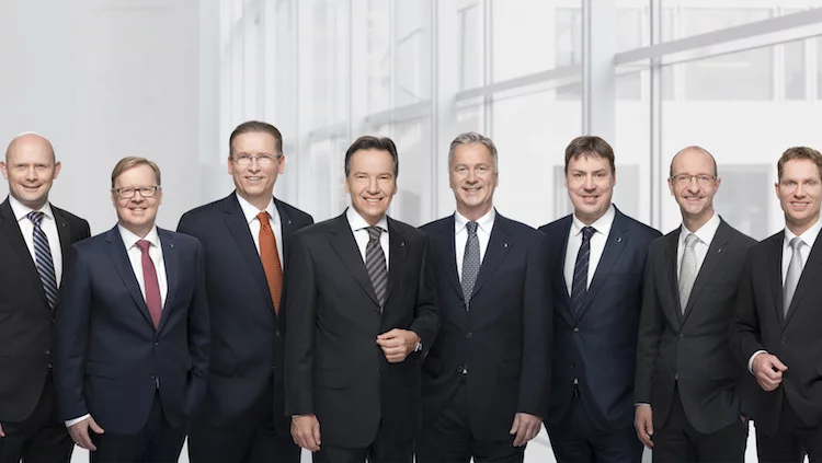 Breit aufgestellt: Die Geschäftsleitung von Project Investment. Vierter von links: Gründer Wolfgang Dippold, der zum Jahreswechsel vom Vorstand in den Aufsichtrat wechselte.