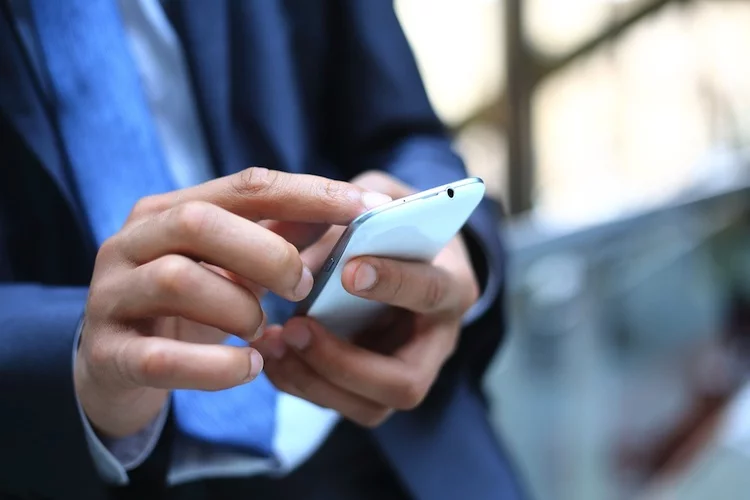 makler_smartphone_app_shutterstock_136552994