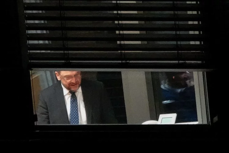 dpatopbilder - 06.02.2018, Berlin: Der SPD-Parteivorsitzende Martin Schulz ist während zu den Koalitionsverhandlungen von CDU, CSU und SPD in der CDU-Parteizentrale, dem Konrad-Adenauer-Haus, hinter Jalousien zu sehen. Foto: Kay Nietfeld/dpa | Verwendung weltweit