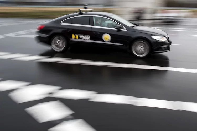 15.02.2018, Nordrhein-Westfalen, Aldenhoven: Forscher der RWTH Aachen fahren im Self Driving Lab (Anwendungslabor für automatisierte Fahrfunktion) auf einer Teststrecke. Der TÜV Rheinland stellte eine Studie über Automatisierung von Autos vor. Für die Studie befragte der TÜV Rheinland nach eigenen Angaben im September 2017 jeweils 1000 Personen mit Führerschein online in China, Deutschland und den USA. (zu dpa "Studie: Skepsis steigt mit steigender Automatisierung von Autos" vom 15.02.2018) Foto: Federico Gambarini/dpa | Verwendung weltweit