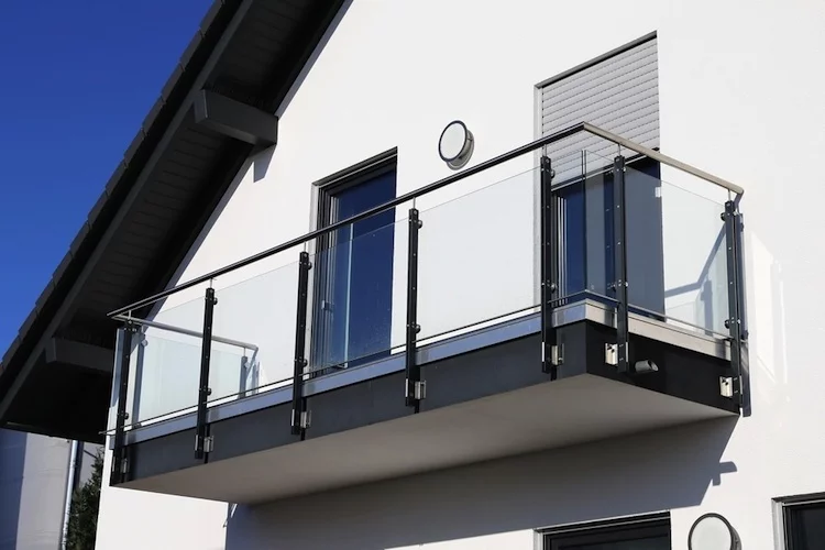haus-eigenheim-balkon-shutt_559127218