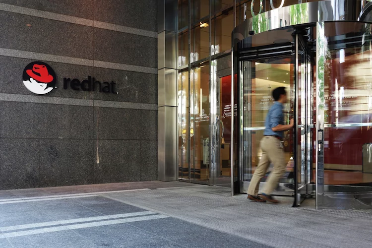 Eingang zum Firmensitz von Red Hat in Raleigh, North Carolina. Bekannt geworden ist das Software-Unternehmen durch die Linux-Distributionen Red Hat Enterprise Linux und Red Hat Linux.
