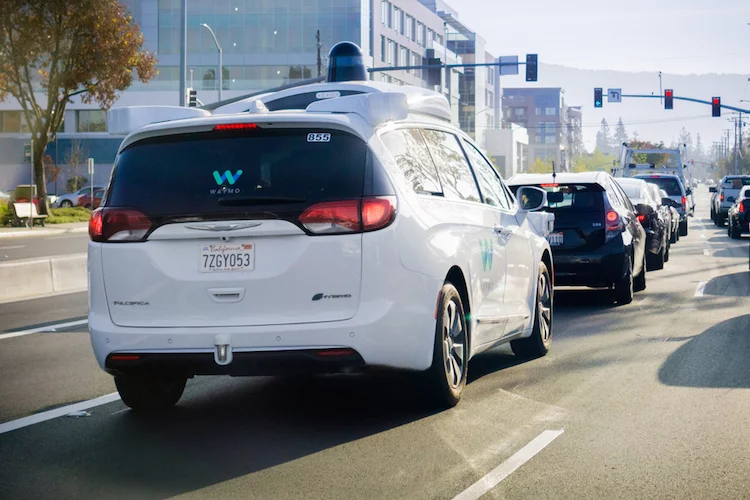 Im Silicon Valley werden selbstfahrende Autos, wie hier ein Modell von Waymo, bereits unter Alltagsbedingungen getestet.