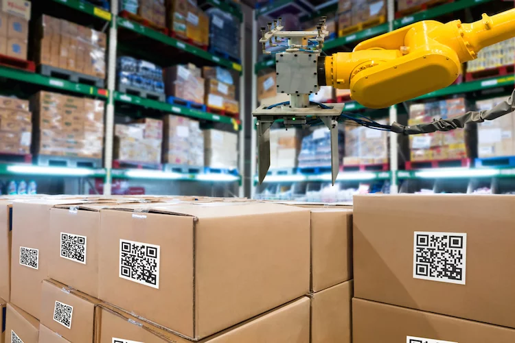 Lagerhalle mit Boxen mit QR-code und Roboterarm.