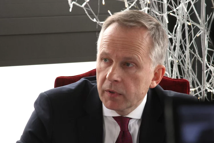 Lettlands Zentralbankchef Ilmars Rimsevics bei einer Pressekonferenz im Februar 2018: Seit heute ist er nach noch unbestätigten Korruptionsvorwürfen wieder im Amt.