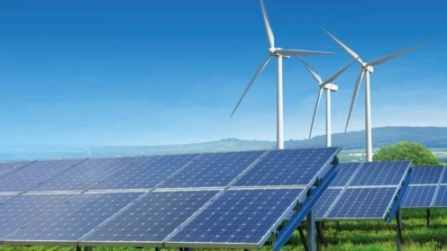 Solaranlage mit Windrädern im Hintergrund