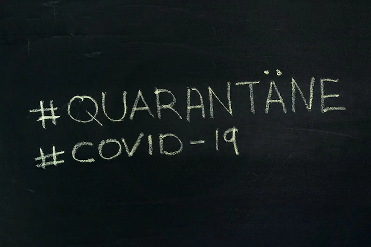 Schriftzug mit "#Quarantäne" und "#Covid-19"