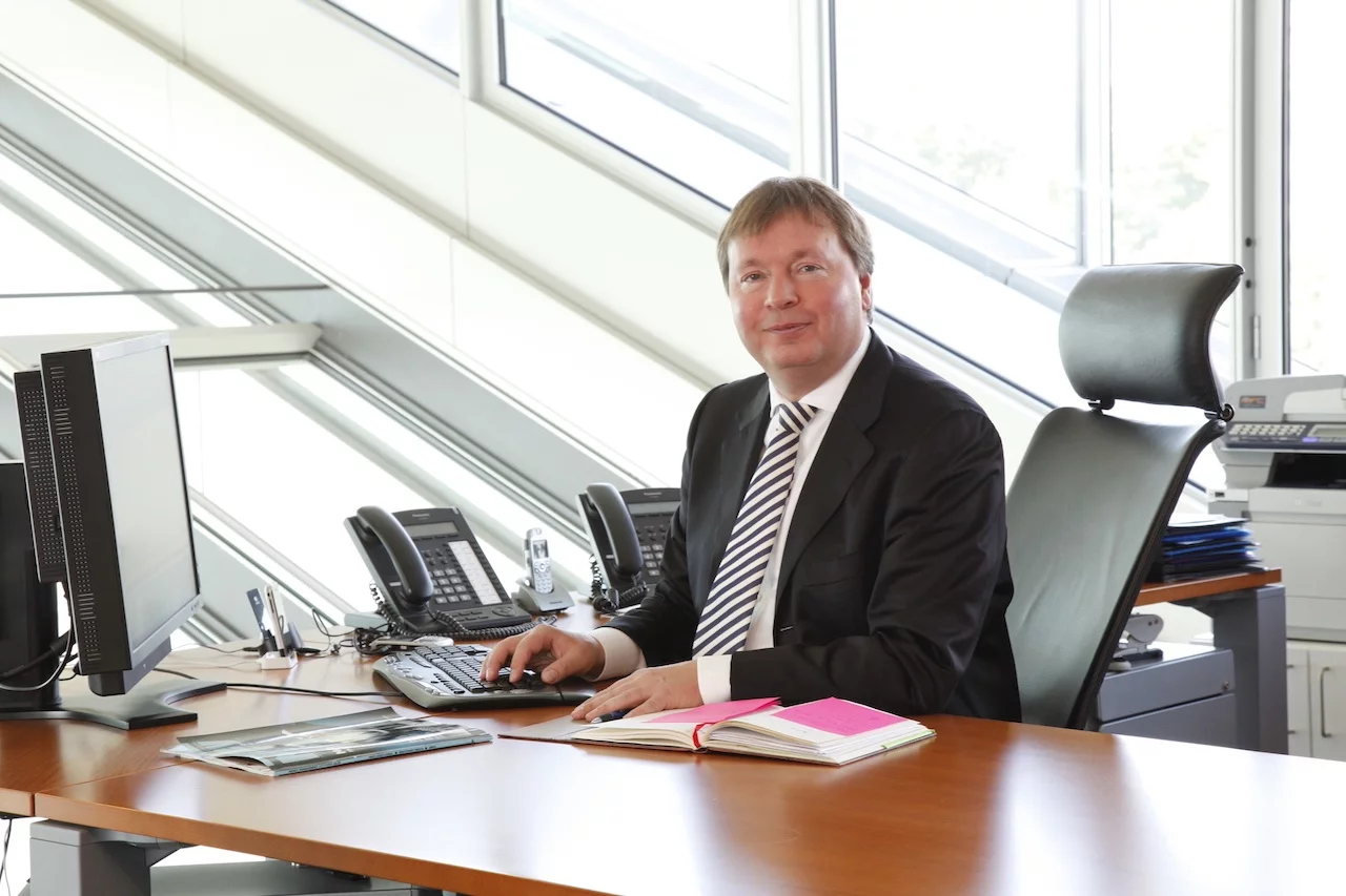 Peter Jäderberg, Gründer von Jäderberg & Cie., an seinem Schreibtisch