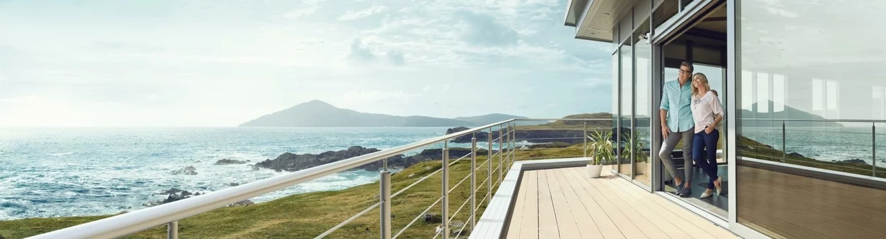 Pärchen mit Haus am Meer