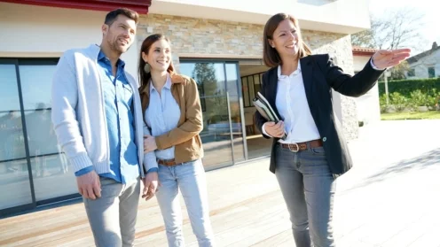 Immobilienmalerin zeigt Pärchen ein Anwesen