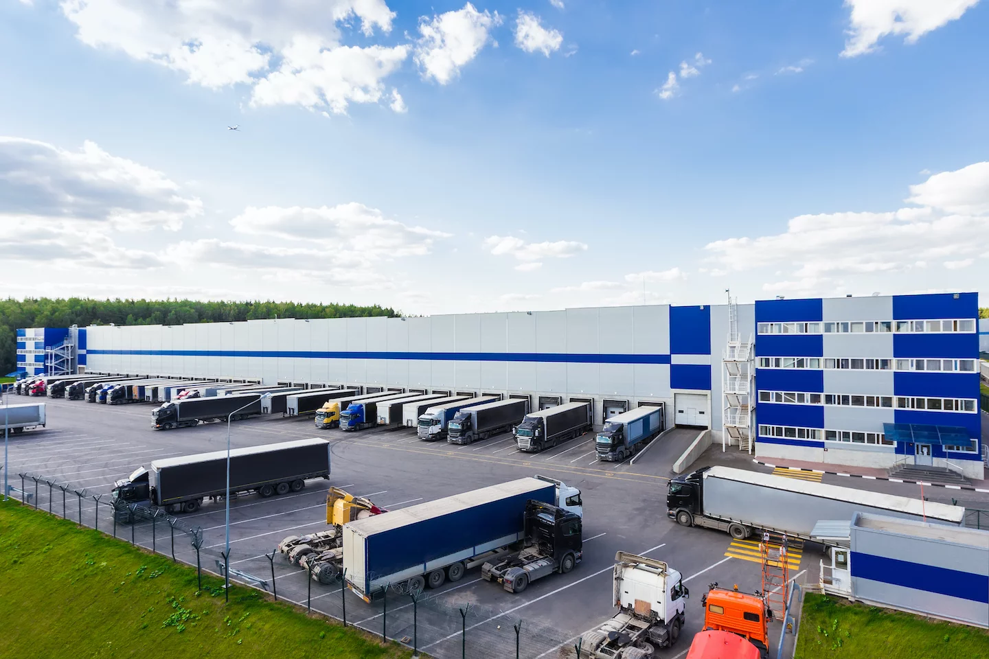 Logistik-Immobilie mit LKWs davor