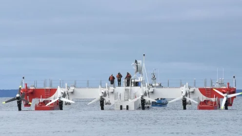 Die Gezeitenkraft-Plattform von Reconcept mit sechs Propellern schwimmt auf dem Wasser