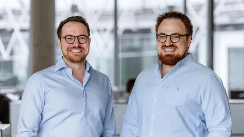 Die beiden Crowddesk Gründer lachen in die Kamera