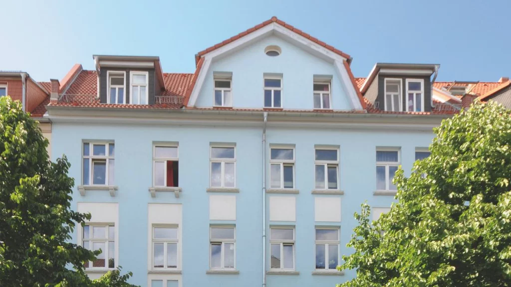 Hellblaues Mehrfamilienhaus in Erfurt aus einem vorherigen Primus Valor Fonds
