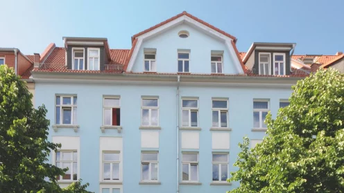 Hellblaues Mehrfamilienhaus in Erfurt aus einem vorherigen Primus Valor Fonds