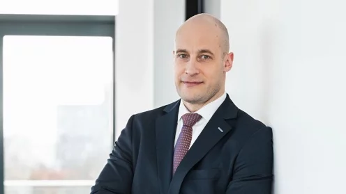 Paribus Geschäftsführer Markus Eschner lehnt sich vor einem Fenster an die Wand