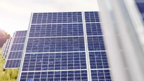Hep Solaranlagen, die in mehreren Reihen hintereinander stehen