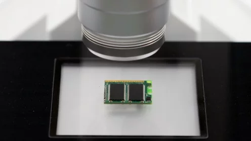 Symbold für die Investition von Fidura bei Senorics: Ein elektronischer Sensor ist auf eine Platine gerichtet.