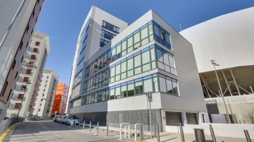 Das Gebäude von Real I.S. in Marseille hat eine helle Fassade und viele Fenster.