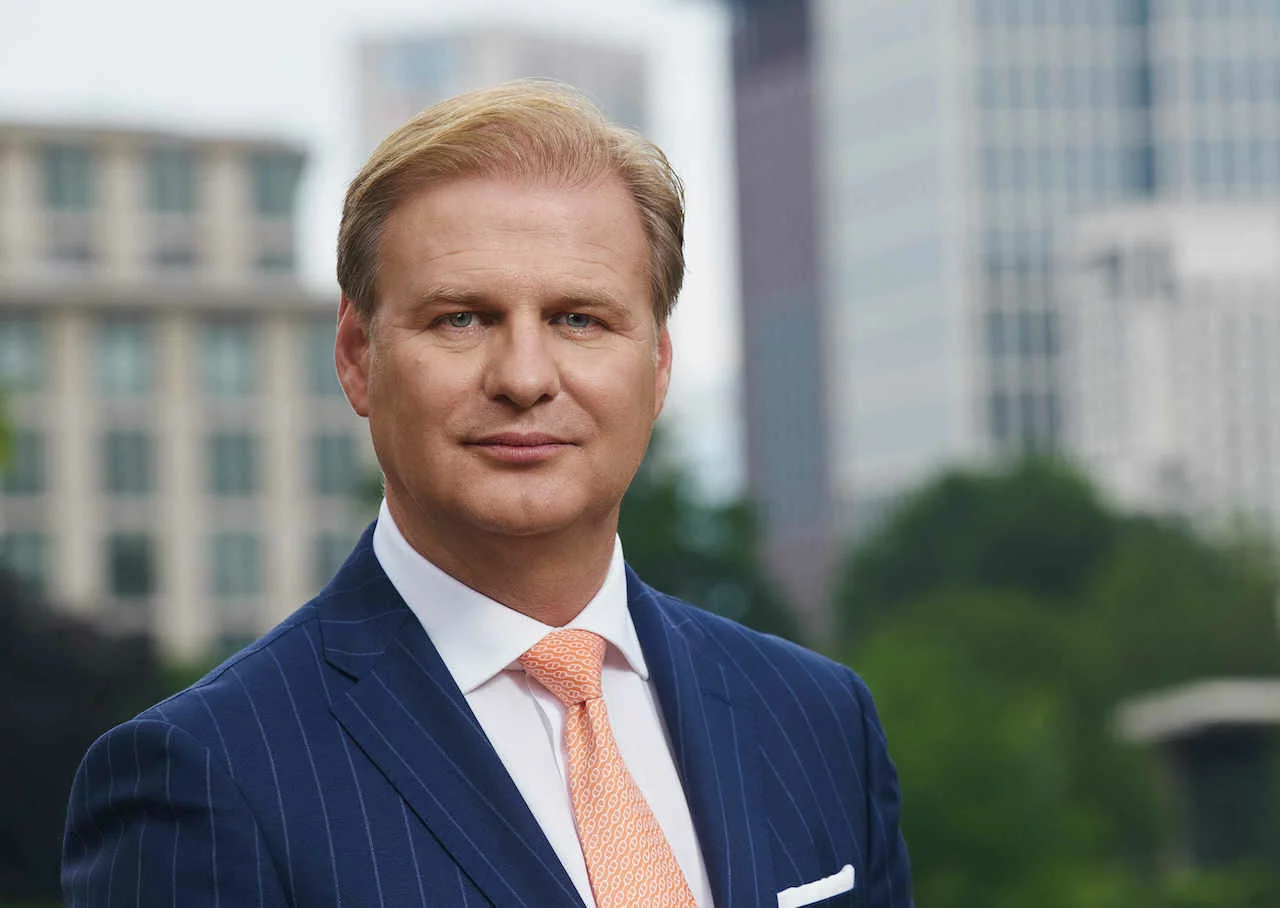 Schroders Manager Achim Küssner vor Hochhäusern im Hintergrundr