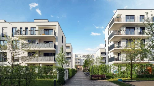 Moderne Häuserblöcke mit Wohnungen