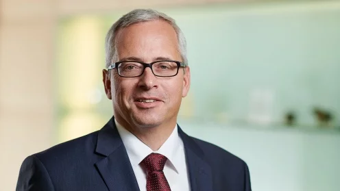 RWB Vorstand Norman Lemke vor dem Hintergrund einer Glasvitrine
