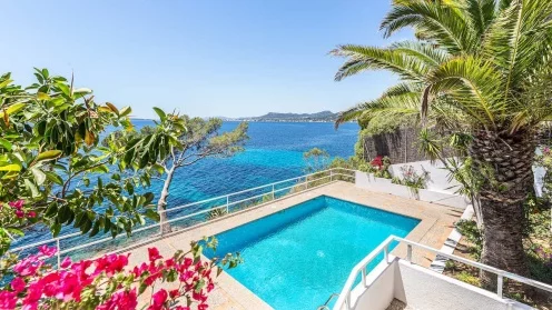Pool mit Blick über das Meer von Engel & Völkers Objekt