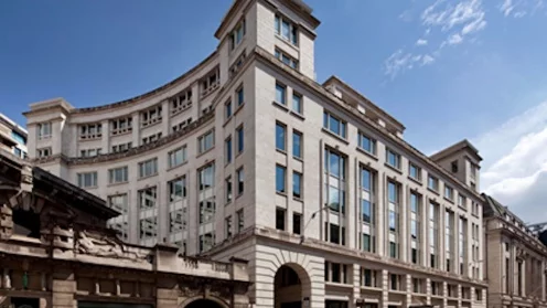 Das von DWS verlaufte Haus in London mit blauem Himmel