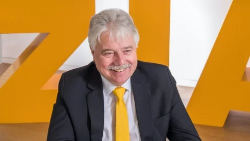 ZIA-Präsident Andreas Mattner vor den Buchstaben des Verbands