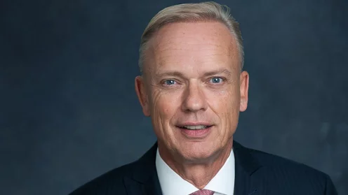 Capital Bay CEO Rolf Engel vor schwarzem Hintergrund