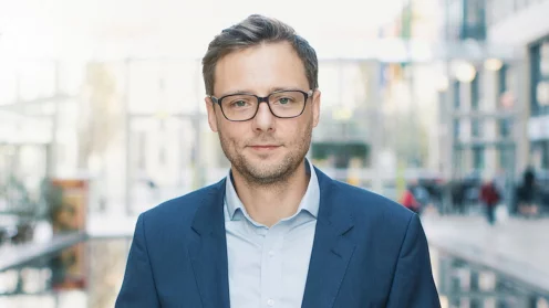 Seedmatch Geschäftsführer Johannes Ranscht vor dem Hintergrund einer Einkaufgspassage