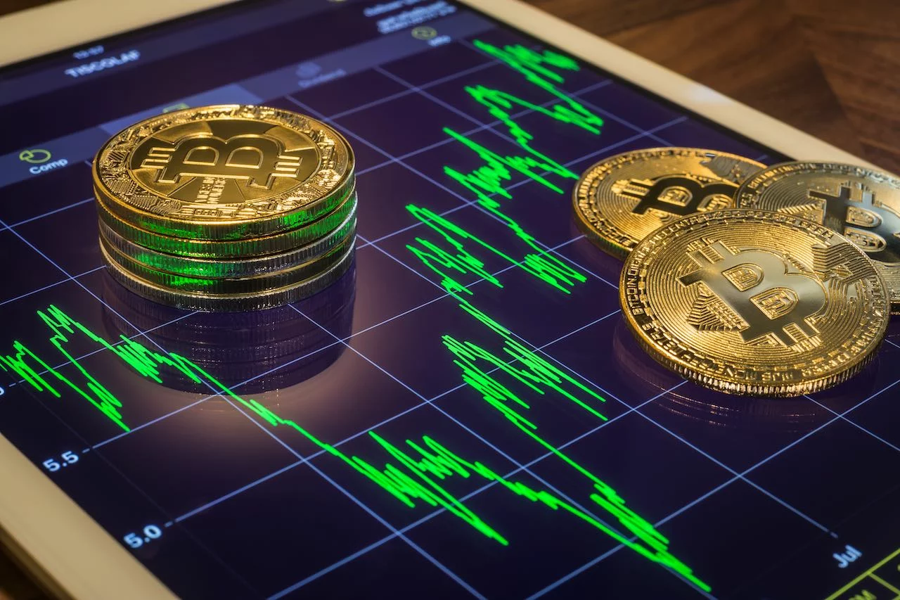 Bitcoin auf einem Tablet mit positivem Kursverlauf