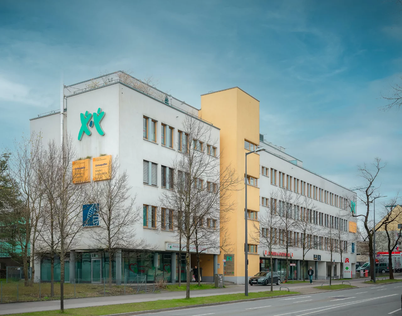 Außenansicht des MVZ Dasing von Hauck Aufhäuser Lampe