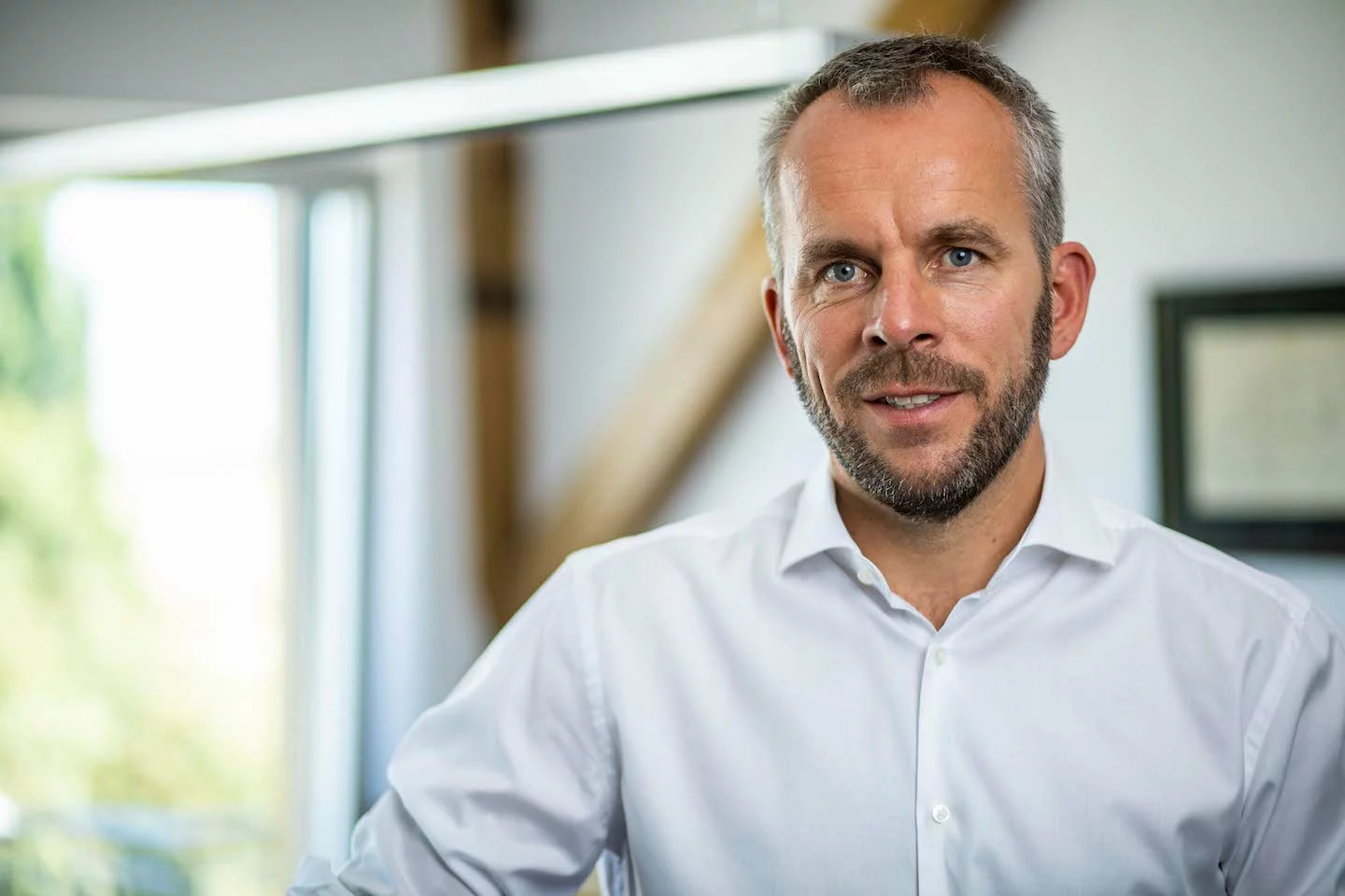 Ove Petersen, GP Joule CEO und neuer Kooperationspartner von KGAL, vor dem Hintergrund eines Büros