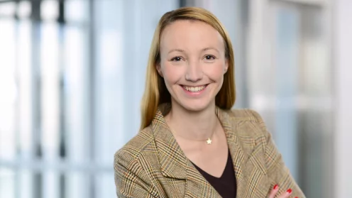 ESG Beauftragte Hannah Dellemann Intreal vor dem Hingrund eines Büroflurs