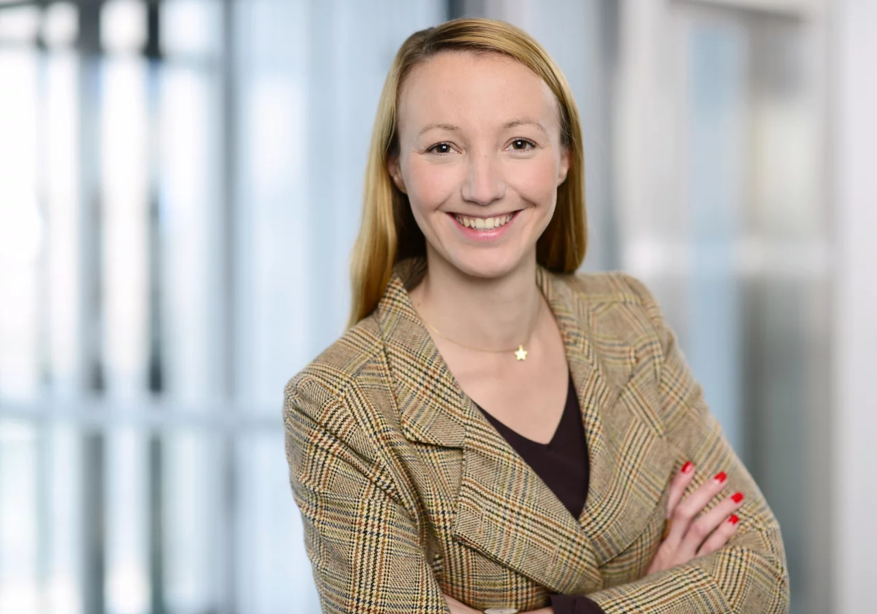 ESG Beauftragte Hannah Dellemann Intreal vor dem Hingrund eines Büroflurs