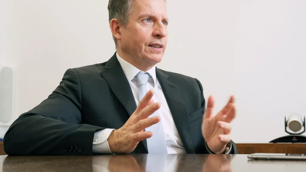 Leo Willert von ARTS in Gesprächssituation