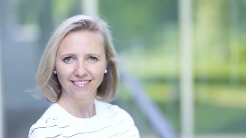 Das Bild zeigt Soňa Stadtelmeyer-Petru. Eine Frau mit weißem Pullover, blonden Schulterlangen Haaren