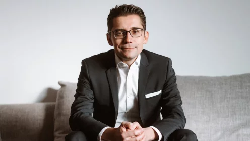 Konstantin Haehndel Accumulata auf einem Sofa