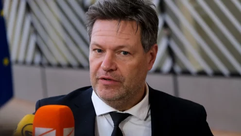 Bundeswirtschaftsminister Robert Habeck in Büssel vor einer Reihe von Mikrofonen