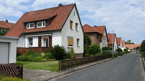 Straße mit älteren Einfamilienhäusern