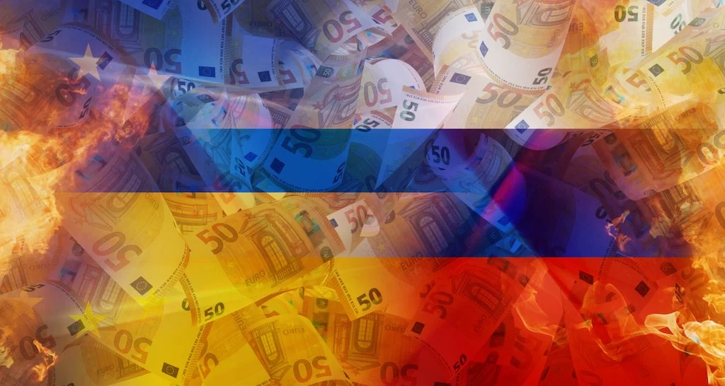 Ukrainische und russische Flaggen und Euroscheine im Feuer