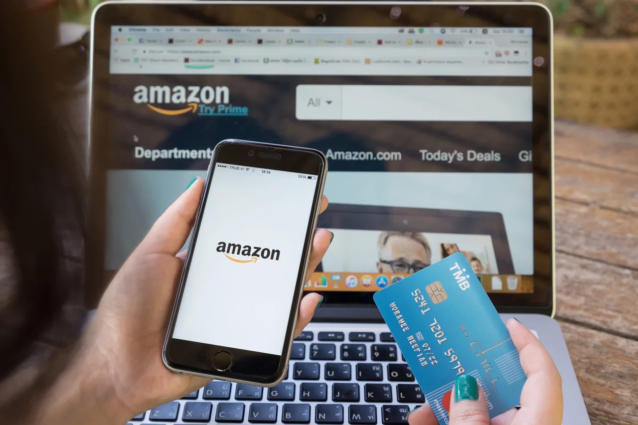 Laptop und Smartphone mit Amazon geöffnet ud eine Kreditkarte