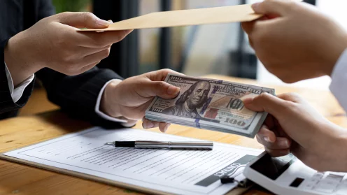 Hände Tauschen Geld und einen Umschlag aus